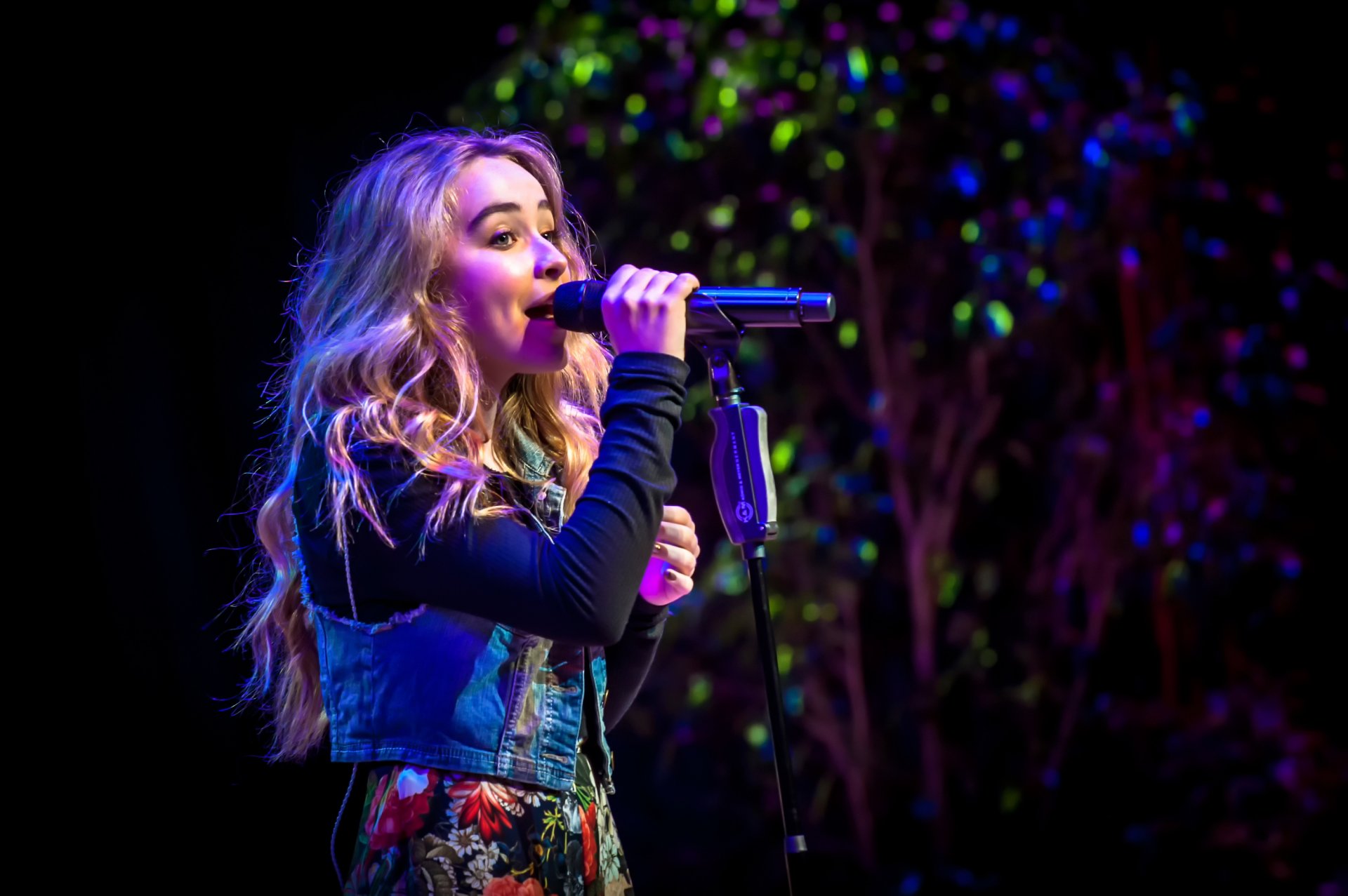 sabrina carpenter actriz cantante chica conquistando el mundo