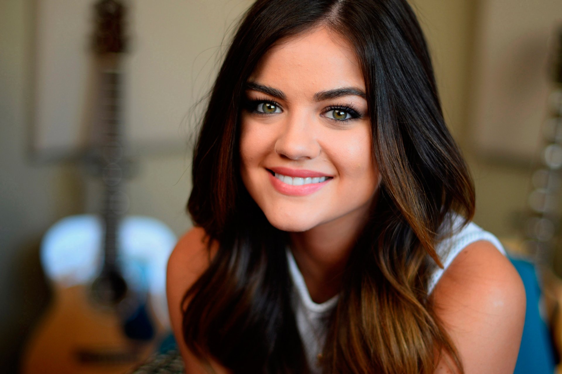 lucy hale retrato guitarra