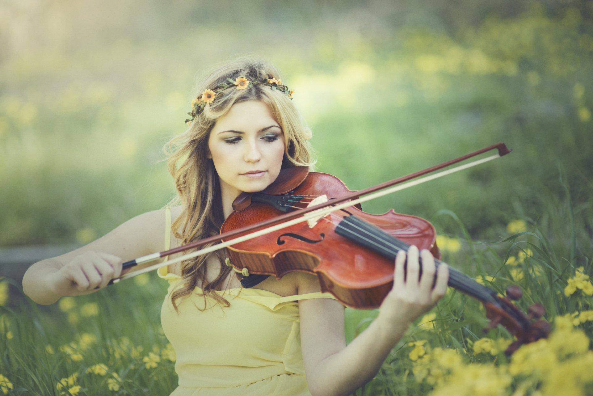 fille violoniste couronne fleurs keri ruth garcia