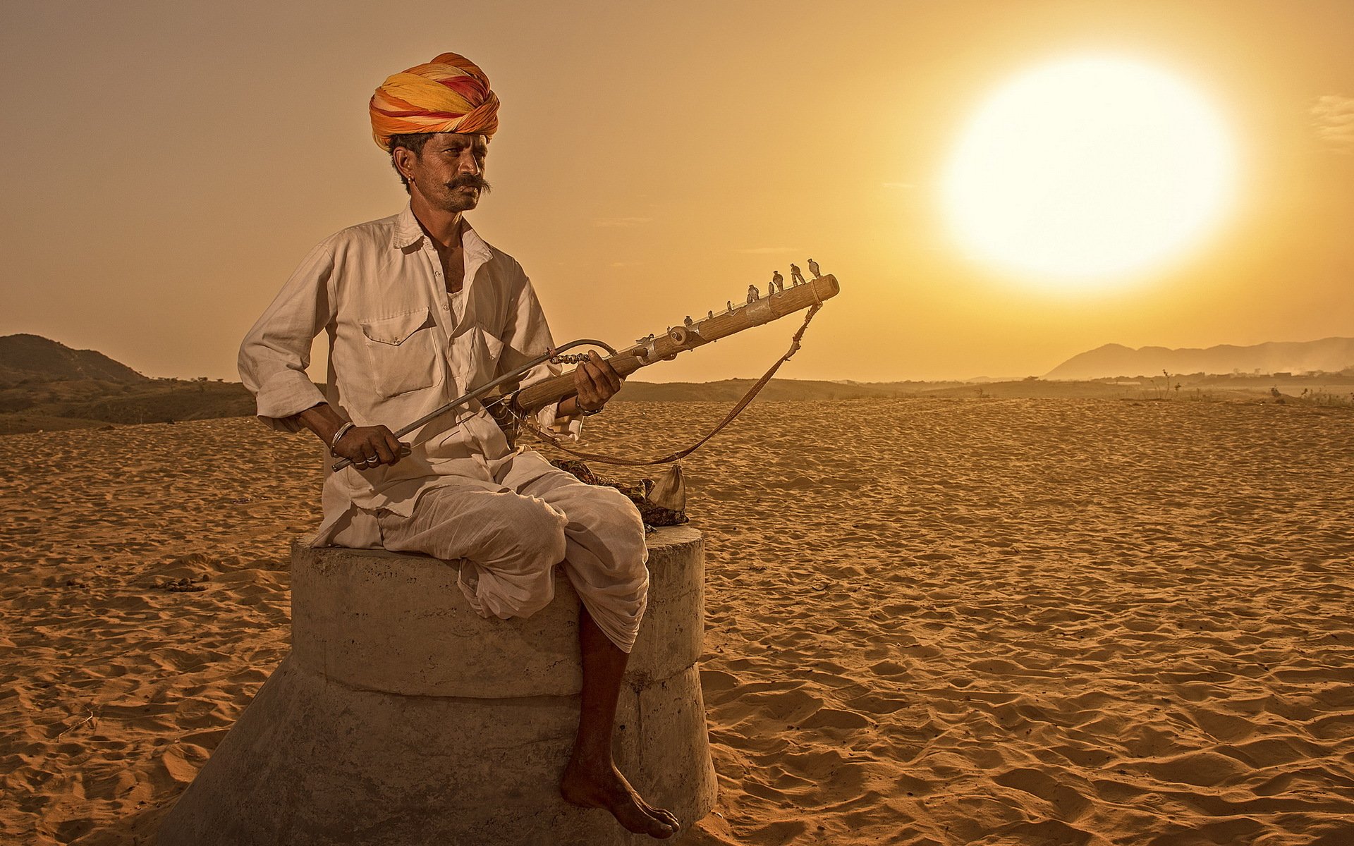 uomo strumento musica india