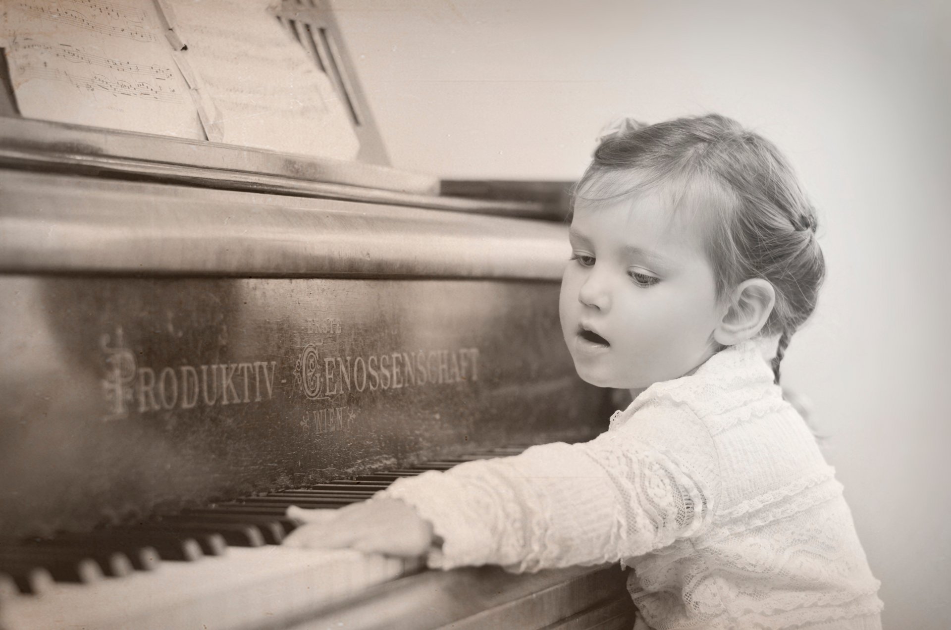 ragazza pianoforte tasti