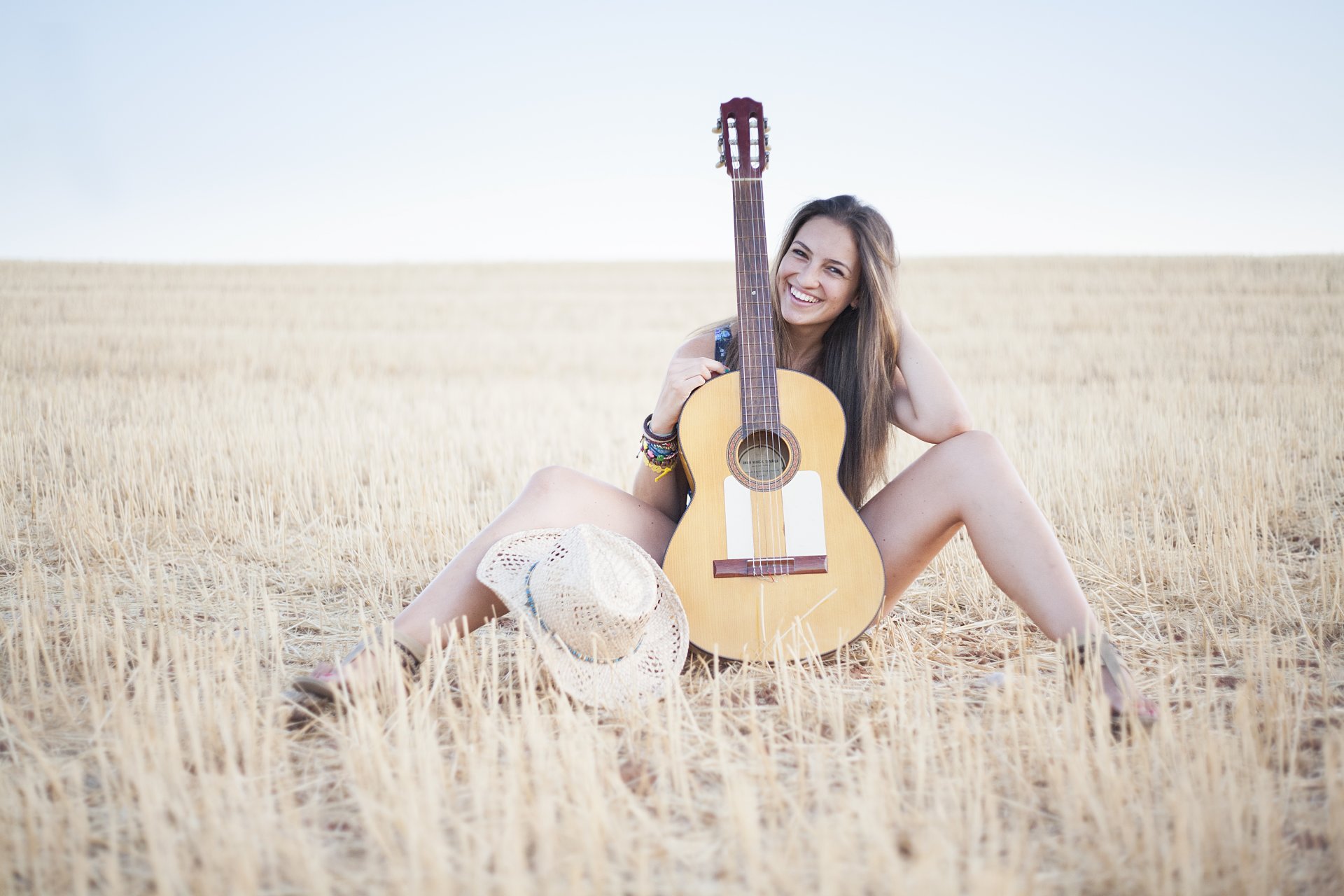 fille guitare champ musique sourire humeur