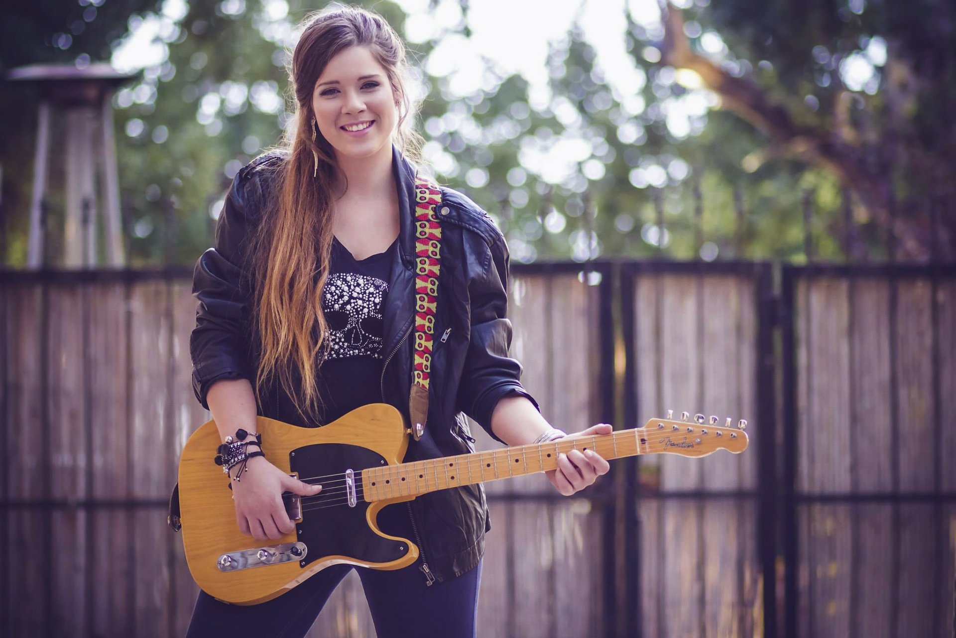 chica guitarra nitzan zapler