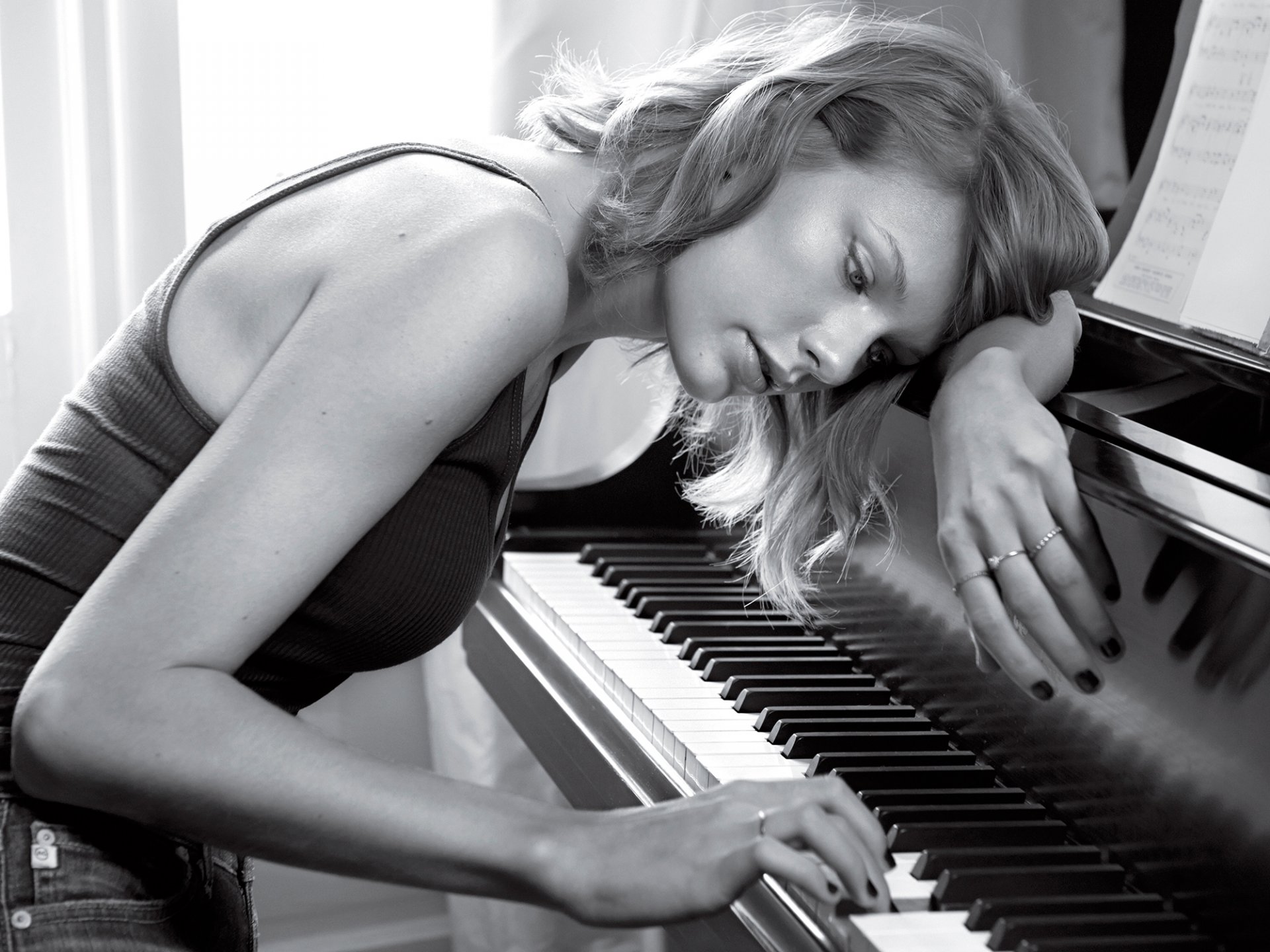 taylor swift-- taylor swift -- alison chanteuse de country-pop américaine auteure-compositrice-interprète actrice