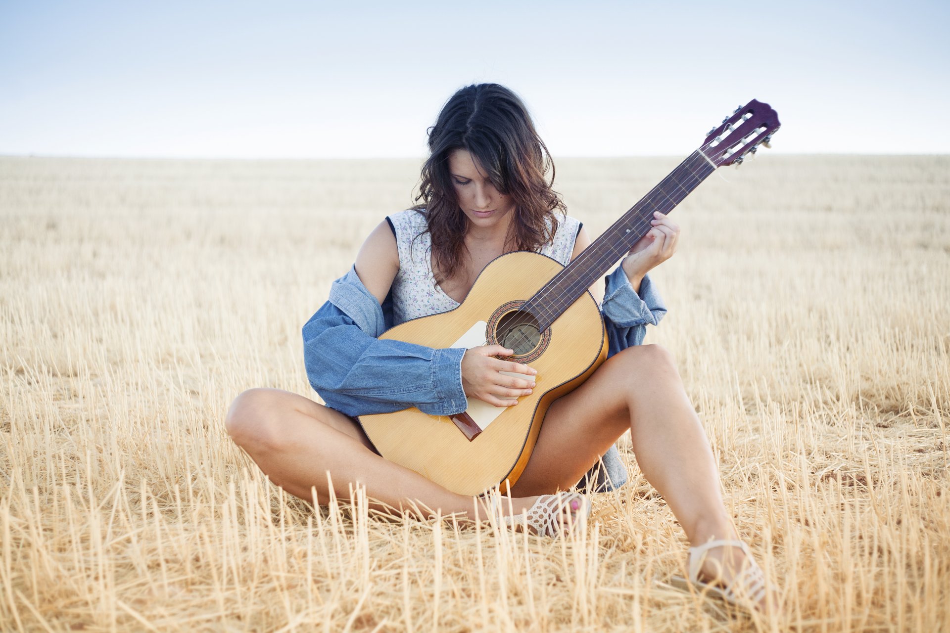 chica guitarra naturaleza música