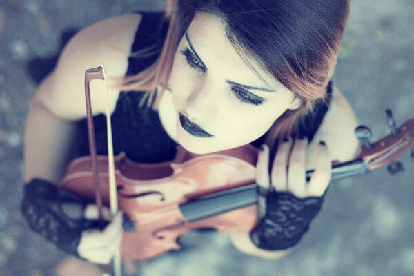 Девушка скрипачка со скрипкой и смычком