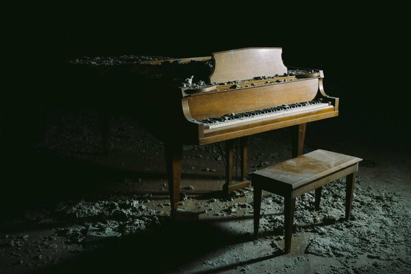 Zabytkowy fortepian w pustym domu