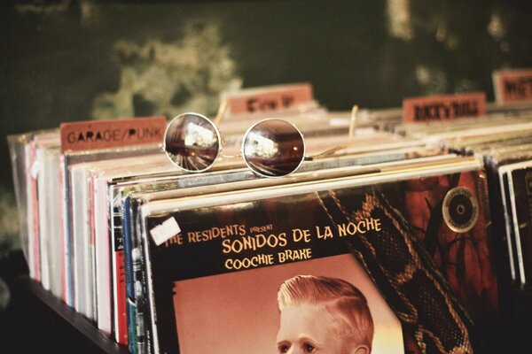 Foto retro. Las gafas se encuentran en discos de vinilo