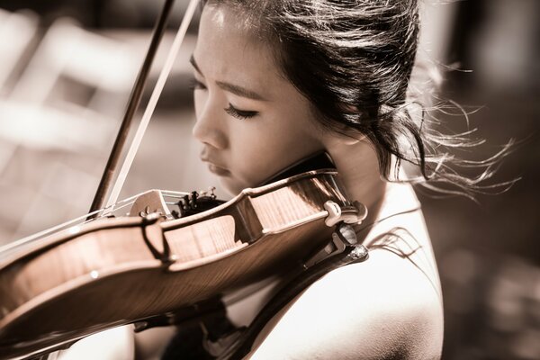 Junges Mädchen spielt Geige