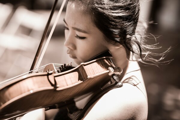 Chica joven tocando el violín