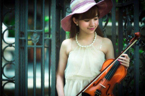 Giovane ragazza recinzione musica violino