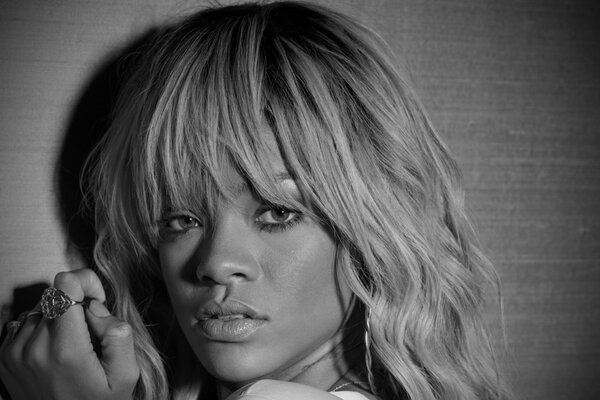 La cara en blanco y negro de la cantante rihanna