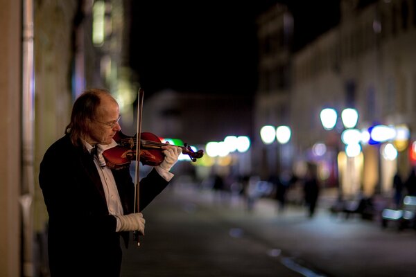 Violinist on the street at night
