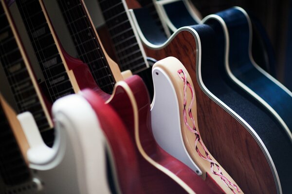 Wiele gitar w różnych kolorach