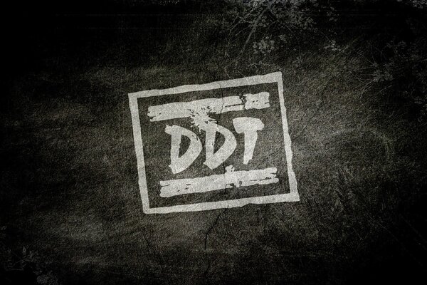 Weißes DDT-Logo auf schwarzem Hintergrund