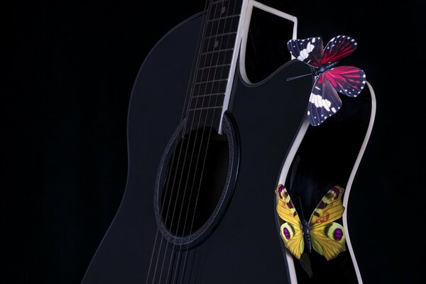 Графика темного цвета с гитарой и бабочками