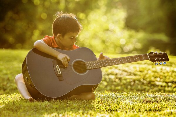 Ragazzo che suona la chitarra