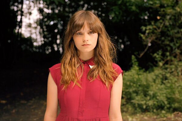 Gabrielle aplin en un vestido rojo