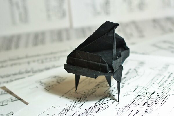 Piano de papel. Origami. Música