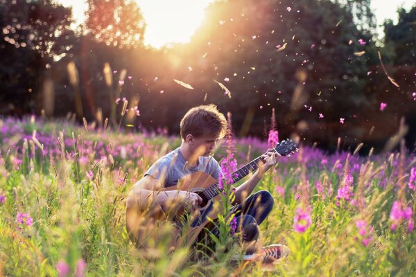 Der Typ spielt im Sommer Gitarre