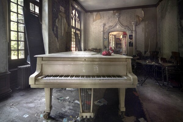 Pianoforte a coda sullo sfondo di un edificio abbandonato. foto atmosferica