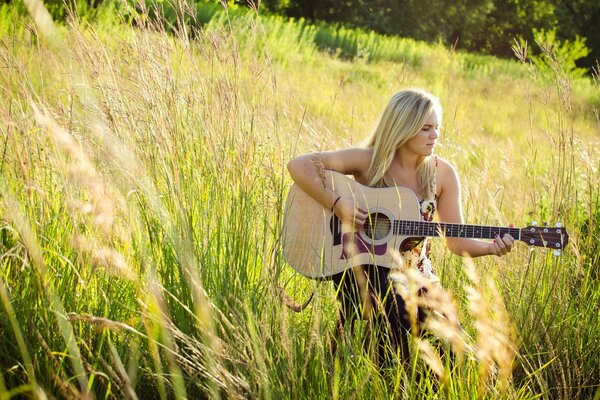 Laura Nicholson suona la chitarra