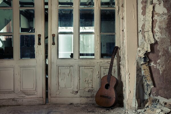 Forgotten music of old houses