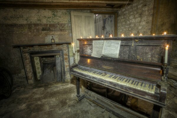 Pianoforte antico nel palazzo