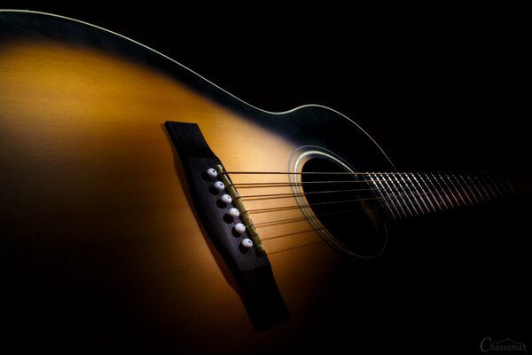 Guitarra, macro en tonos oscuros