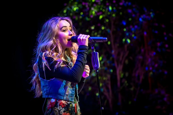 Singer Sabrina Carpenter conquers the stage with her singing