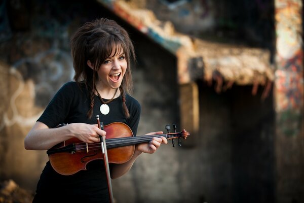 Ragazza con violino. Bella acconciatura