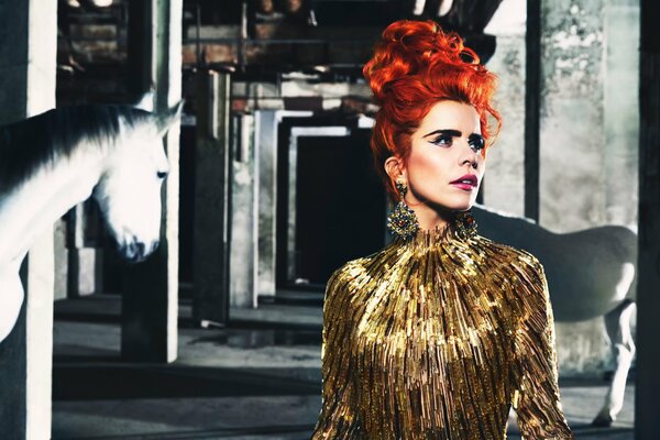 Paloma Faith sullo sfondo dei cavalli