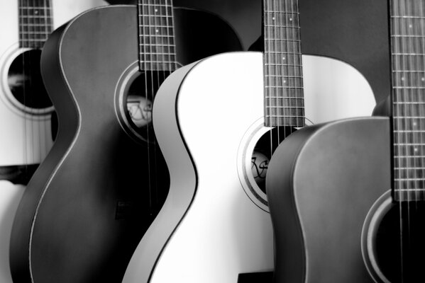 Guitarras en blanco y negro expuestas digonalmente