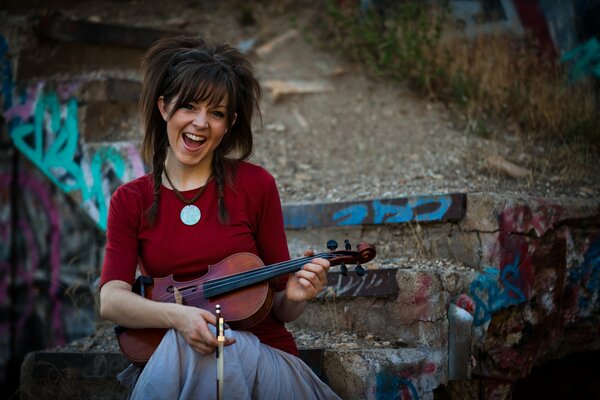 Avec un violon à la main et de la musique dans la douche