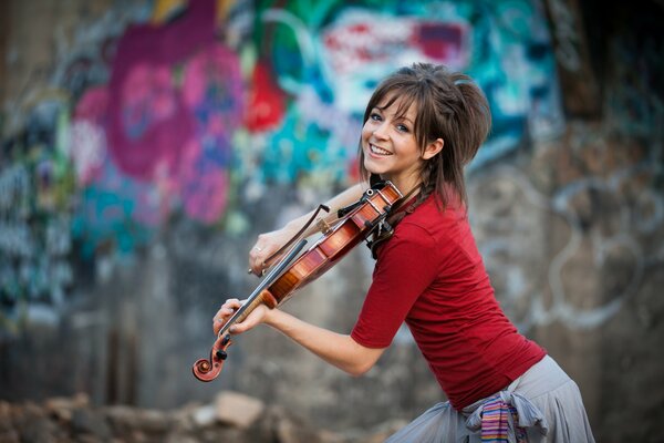 Lächelndes Mädchen spielt Geige