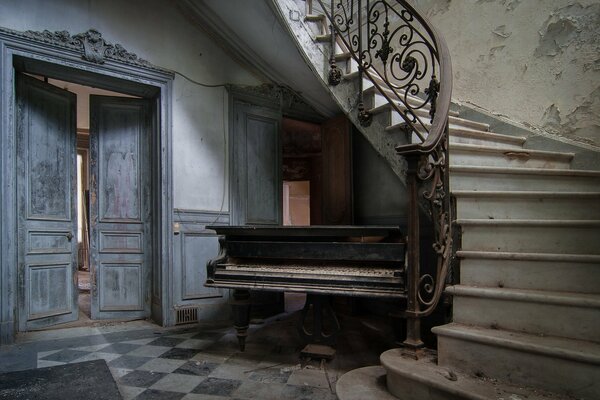 Escalier en colimaçon Vintage et piano