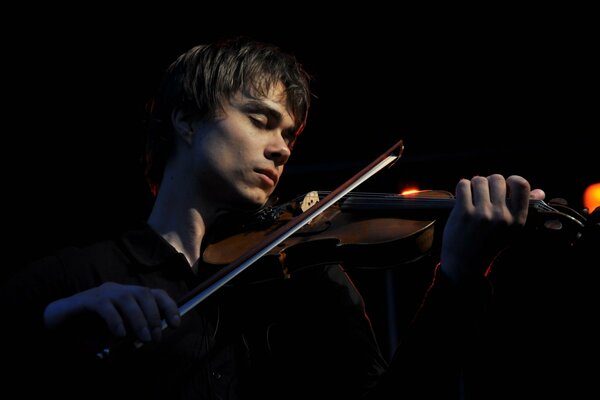 Alexander Rybak joue du violon