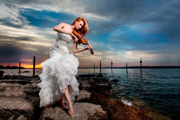 Chica con vestido blanco tocando el violín