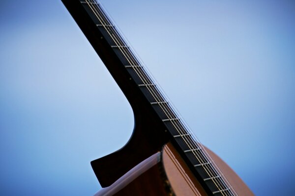 Tastiera della chitarra su sfondo blu