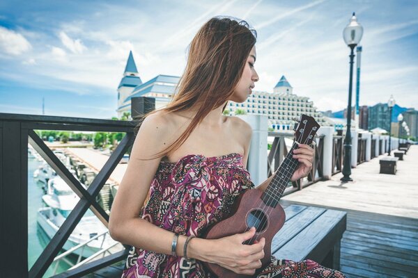 Guitare dans les mains d une belle asiatique