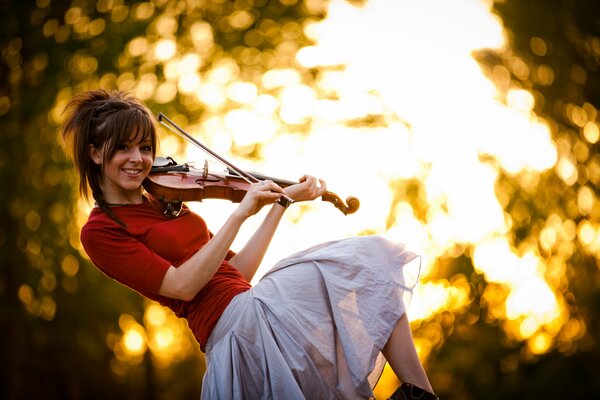 Lydnsey Stirling suona il violino in autunno