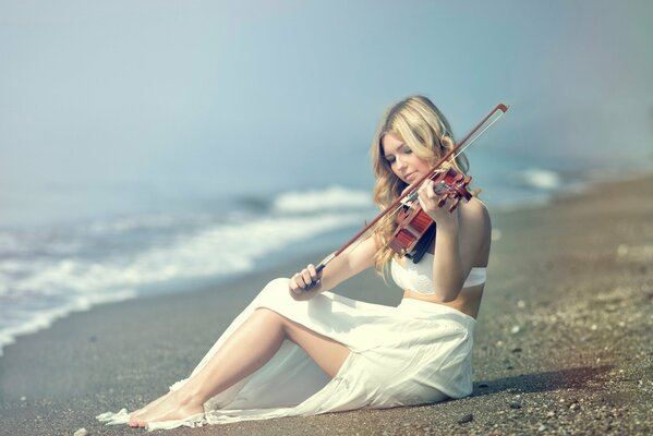 La violinista Keri Ruth García toca, a la orilla del mar
