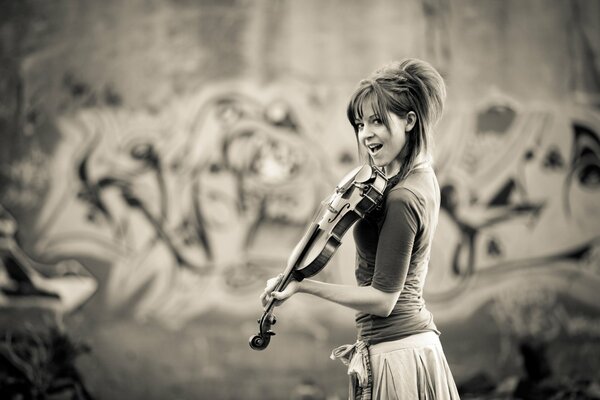 Lindsay Stirling con violín imagen en blanco y negro