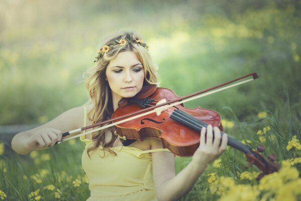 La violinista Keri Ruth García toca en el bosque