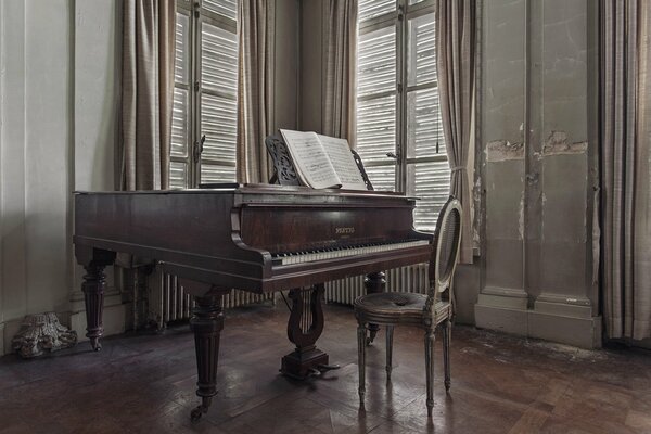 Piano de cola Vintage en una casa antigua