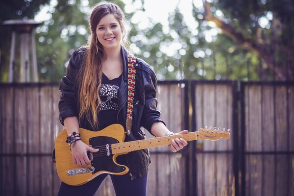 Giovane ragazza che suona la chitarra