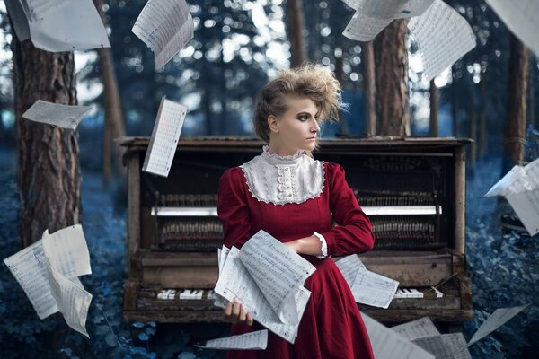 Chica notas de piano en el bosque