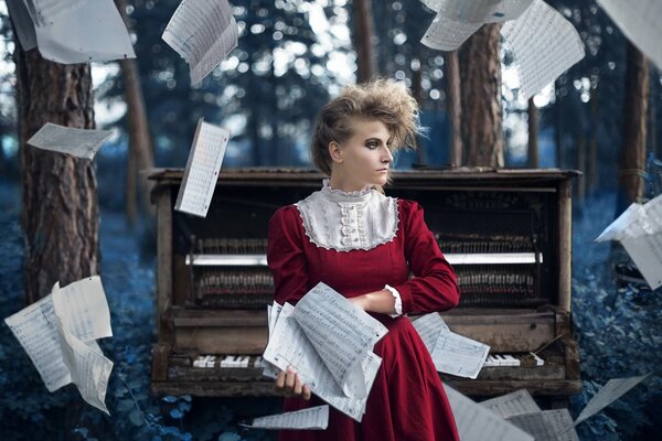 Ragazza note di pianoforte nella foresta