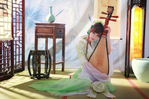 Fille asiatique joue de la musique sur un instrument