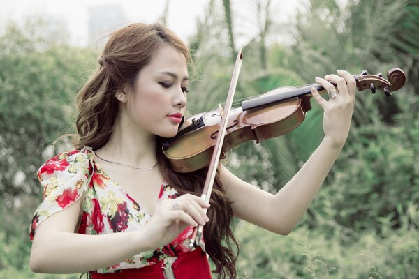 Asian girl plays the violin